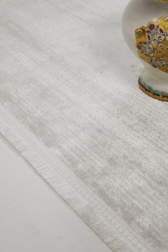 Dekorenti Sateen 6413 Beyaz - Ferah Mekanlar İçin Düz Beyaz Halı